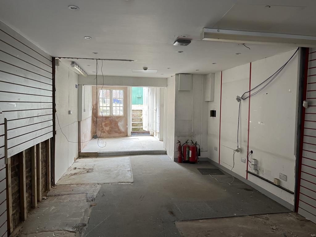 Lot: 54 - CITY CENTRE RETAIL UNIT FOR INVESTMENT OR OCCUPATION - Inside of unit looking towards garden